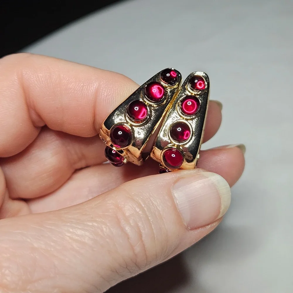 U-Shape Huggie Hoop Earrings Womens OS Red Gold Tone Cabochon Vintage